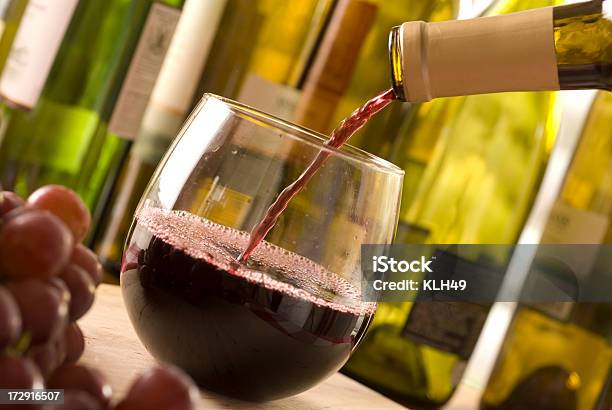 Verter Vino De Foto de stock y más banco de imágenes de Vino - Vino, Echar, Restaurante
