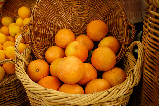 Canasta de naranjas - foto de stock