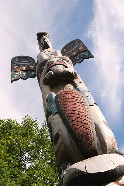 mastro totémico - native american statue wood carving imagens e fotografias de stock