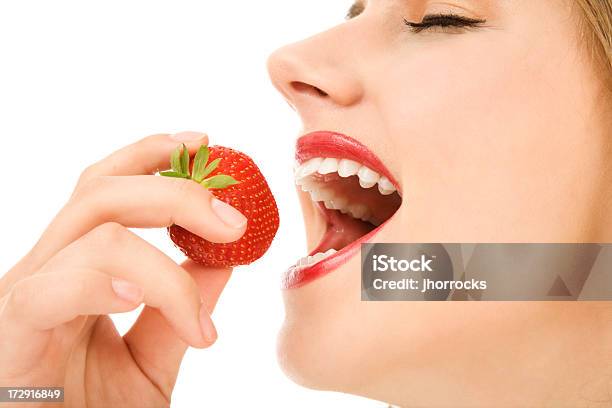 若い女性の美味しいイチゴを食べる - 16歳から17歳のストックフォトや画像を多数ご用意 - 16歳から17歳, 18歳から19歳, 1人