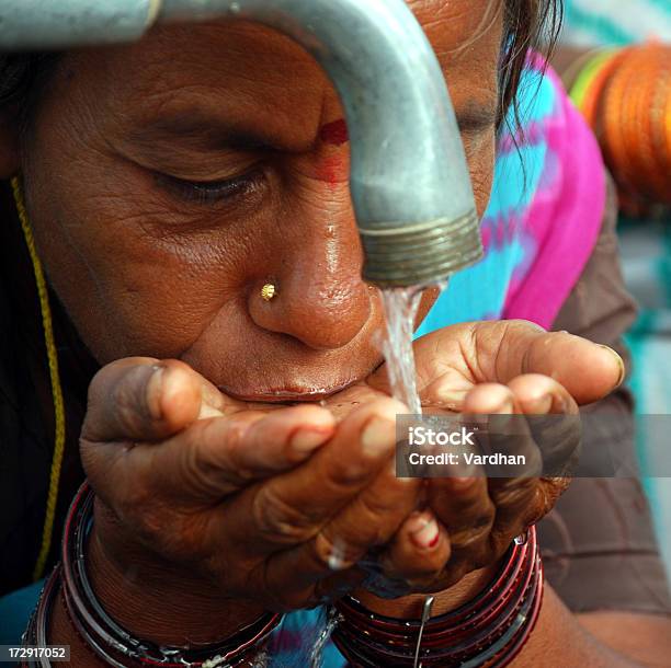 Sediento Foto de stock y más banco de imágenes de Adulto - Adulto, Agua, Agua potable