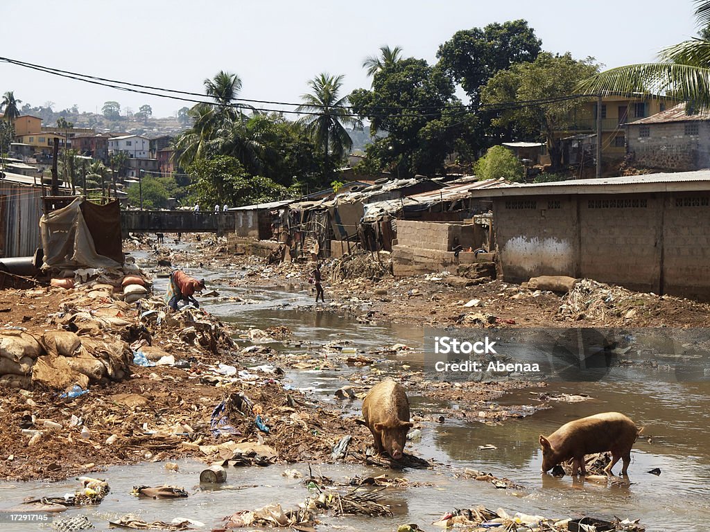 Kroo Bay Slumsy w Freetown, Sierra Leone - Zbiór zdjęć royalty-free (Sierra Leone)