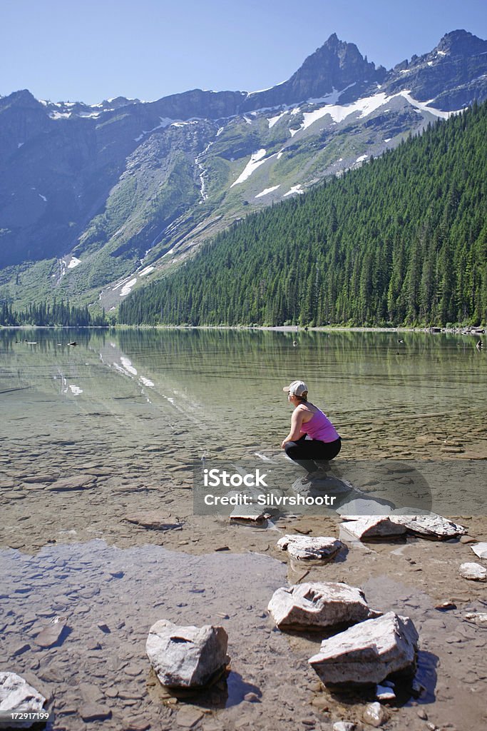 Женщина с видом на Лавина Озеро в Национальный парк Глейшер - Стоковые фото Национальный парк Глейшер роялти-фри