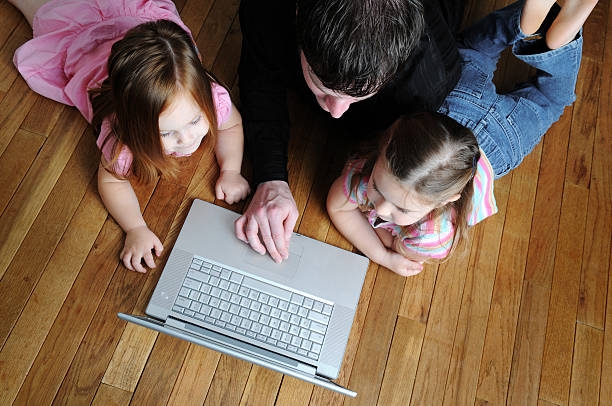 家族のコンピューター - three person family flash ストックフォトと画像