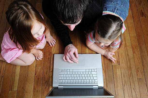 家族のコンピューター - three person family flash ストックフォトと画像