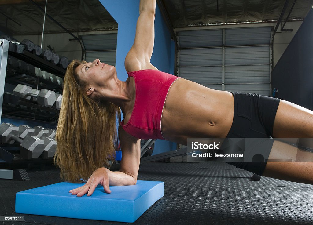 Kobieta robi ćwiczenia na podłodze - Zbiór zdjęć royalty-free (Poduszka - Wystrój)