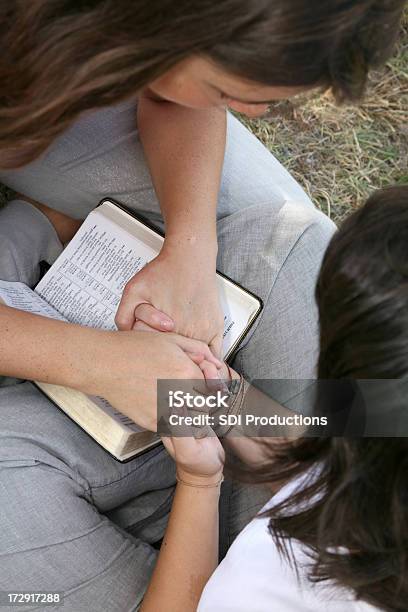 Junge Erwachsene Beten Zusammen Mit Eine Offene Bibel Stockfoto und mehr Bilder von 16-17 Jahre