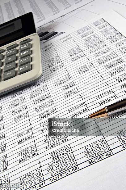 Numerales Y Finanzas Foto de stock y más banco de imágenes de Acontecimiento anual - Acontecimiento anual, Analizar, Asesor financiero
