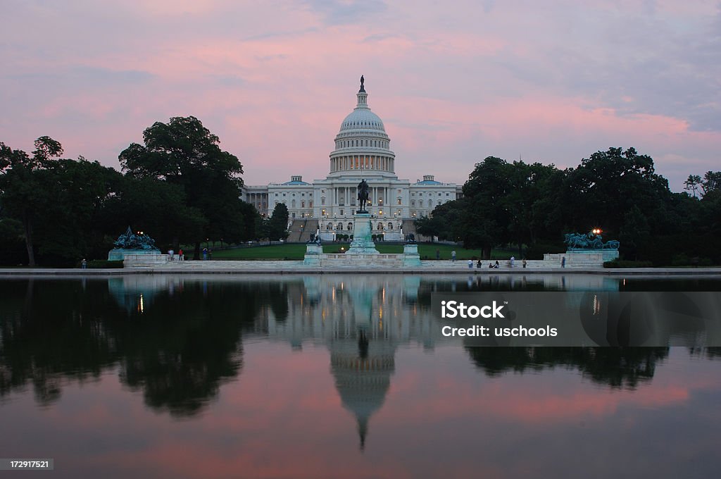 US Capitol de reflexo - Foto de stock de Biblioteca do Congresso royalty-free