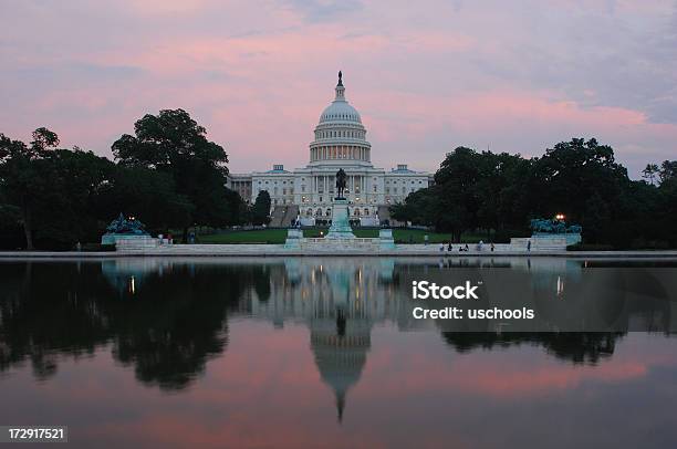 Foto de Us Capitol De Reflexo e mais fotos de stock de Biblioteca do Congresso - Biblioteca do Congresso, Capitais internacionais, Capitol Hill