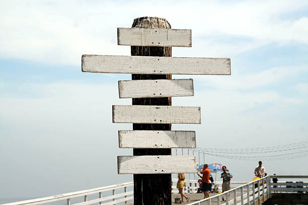 accedere al molo - sign beach wood beach sign foto e immagini stock