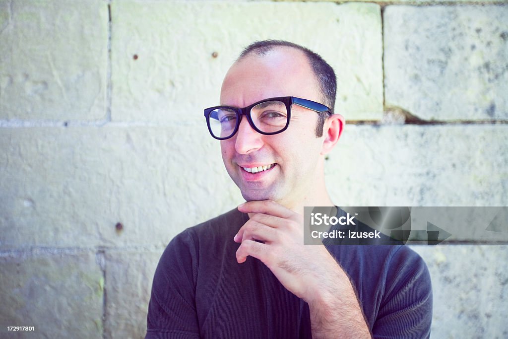 Uomo con gli occhiali sorridente nero di spessore - Foto stock royalty-free di Occhiali da vista