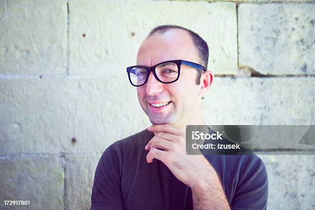 Homem Vestindo Óculos Sorridente Preto Mais Grosso - Fotografias de stock e mais imagens de Grosso - Grosso, Homens, Óculos