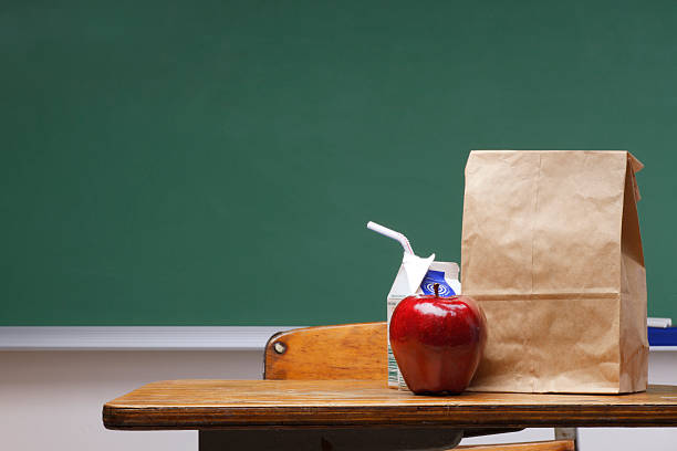 школьный обед - lunch bag apple brown стоковые фото и изображения