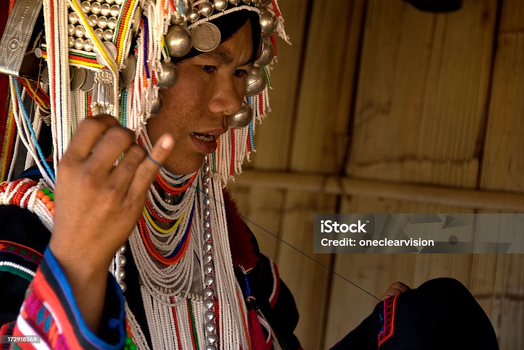 Akha mujer mano costurero - Foto de stock de Adulto libre de derechos