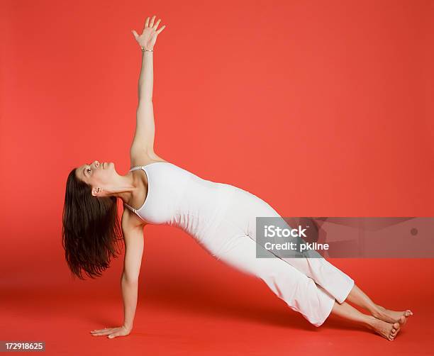 Mujer Haciendo Yoga Pose Personal Lateral Foto de stock y más banco de imágenes de Estirándose - Estirándose, Fondo con color, Mujeres