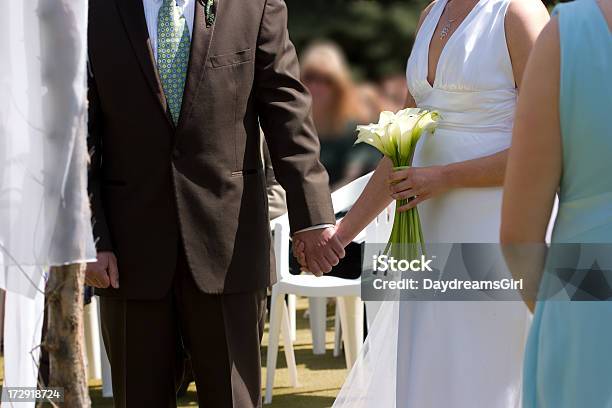 Foto de Cerimônia De Casamento e mais fotos de stock de Abraçar - Abraçar, Acordo, Adulto