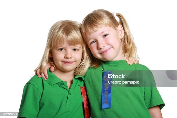 Foto de Duas Meninas Felizes Com Tiras Esportivas Nas Camisas De Atletismo e mais fotos de stock de 4-5 Anos
