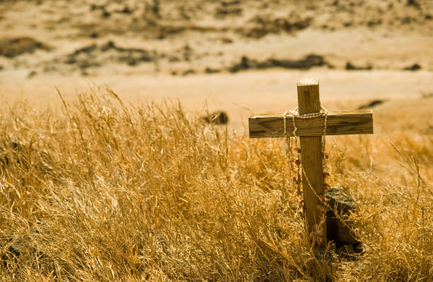 心に残る - memorial roadside cross cross shape ストックフォトと画像