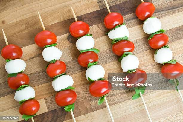 Preparar Salada Caprese Pinos - Fotografias de stock e mais imagens de Canapé - Lanche - Canapé - Lanche, Tábua, Alimentação Saudável