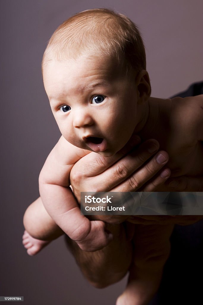 Padre sostiene a su bebé - Foto de stock de Desnudo libre de derechos