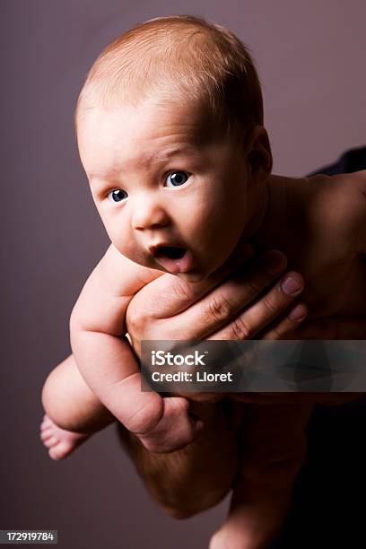 Foto de Pai Segurando Seu Bebê e mais fotos de stock de Bebês Meninas - Bebês Meninas, Criança, Menina