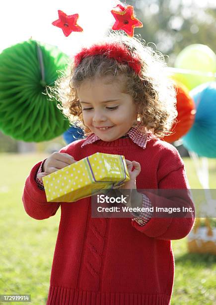 Adorável Menina Segurando Um Presente - Fotografias de stock e mais imagens de 4-5 Anos - 4-5 Anos, Aluno de Jardim de Infância, Aniversário