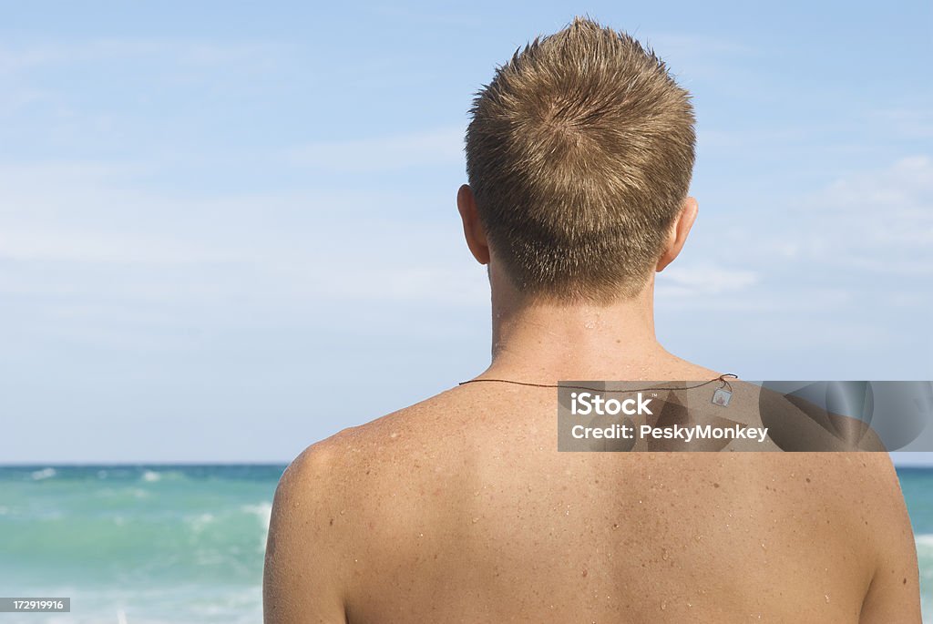 Homem vista para-do-mar-Tropical - Foto de stock de Adulto royalty-free