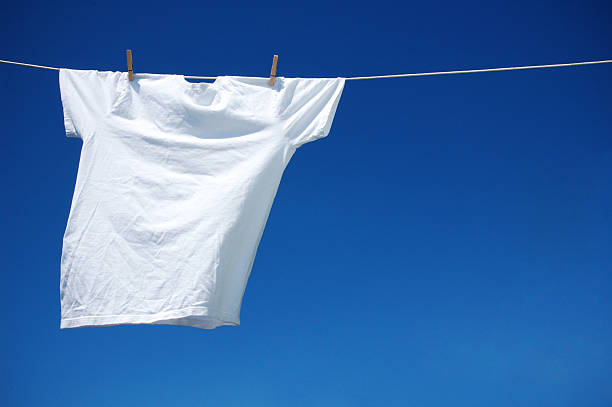 белая футболка - hang to dry стоковые фото и изображения