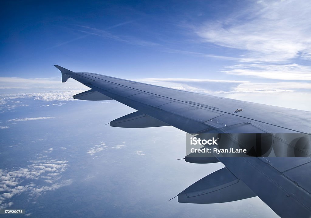 Skrzydło samolotu w locie - Zbiór zdjęć royalty-free (Bezchmurne niebo)