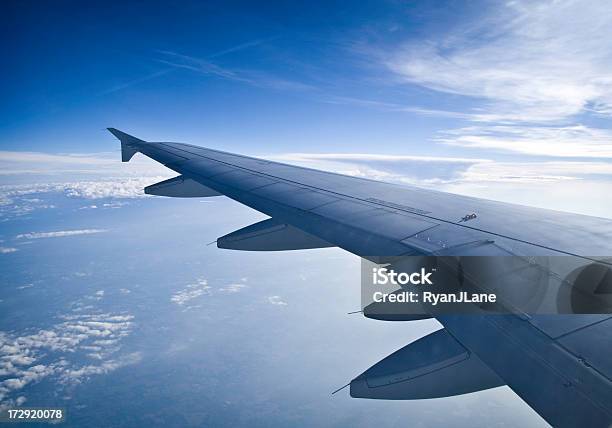 Skrzydło Samolotu W Locie - zdjęcia stockowe i więcej obrazów Bezchmurne niebo - Bezchmurne niebo, Chmura, Chmura średnia kłębiasta