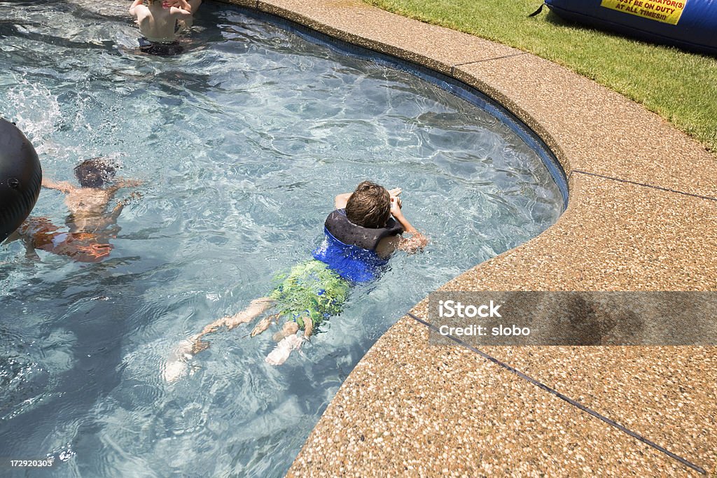 Dzieci w basenie - Zbiór zdjęć royalty-free (Basen)