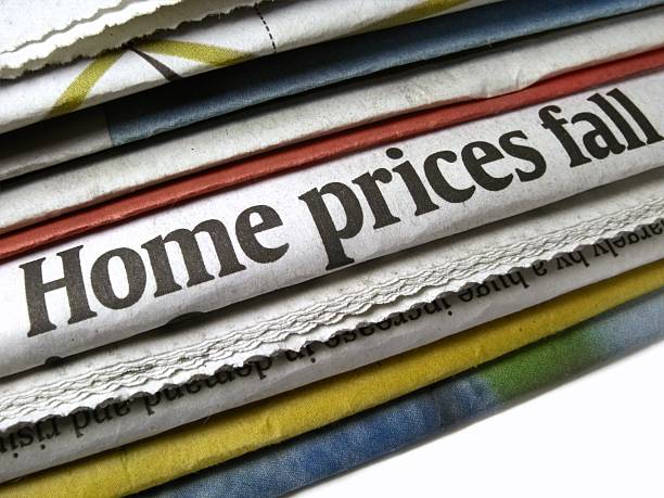 casa los precios caen - bankruptcy foreclosure foreclose newspaper fotografías e imágenes de stock