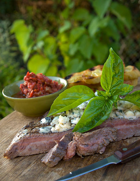 sanduíche de churrasco de carne bovina grelhado e ingredientes salsa - steak cheese flank steak gorgonzola - fotografias e filmes do acervo