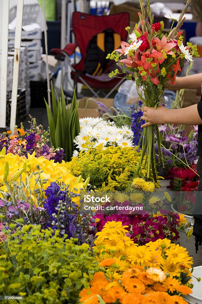 屋外のフレッシュな花市場 - フローリストのロイヤリティフリーストックフォト