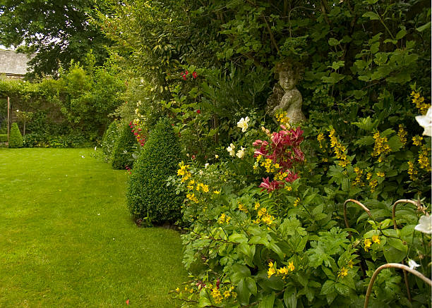 istock English country garden 172920503