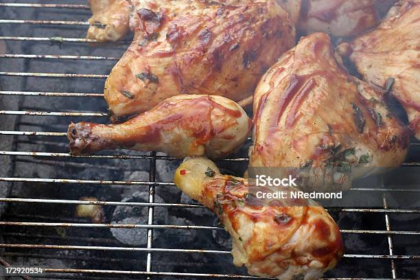 Barbecue Chicken Köche Auf Dem Grill Stockfoto und mehr Bilder von Fleisch - Fleisch, Fotografie, Garkochen