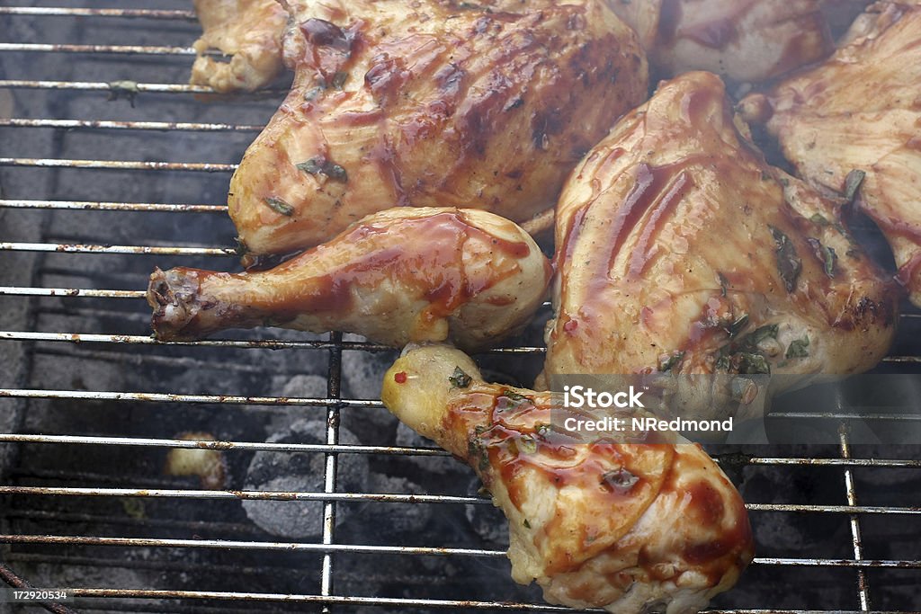 Pollo a la barbacoa de cooks on grill - Foto de stock de Alimento libre de derechos