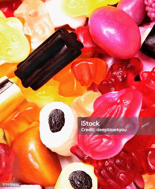 Colorido Mezcla De Dulces Y Caramelos Baclground Foto de stock y más banco de imágenes de Alimento - Alimento, Amarillo - Color, Azúcar
