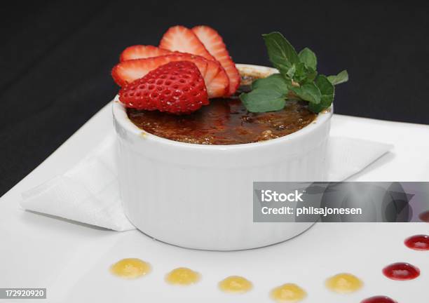 Crème Brûlée Foto de stock y más banco de imágenes de Alimento - Alimento, Blanco - Color, Comida francesa