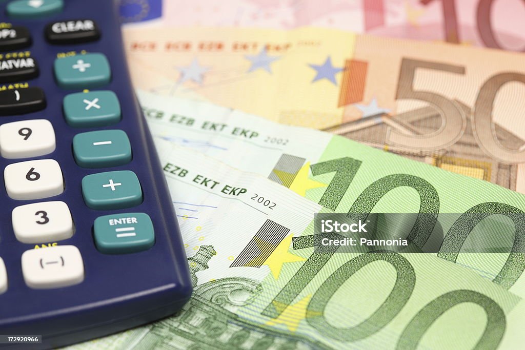 Банк отмечает Калькулятор и евро - Стоковые фото 100 евро роялти-фри