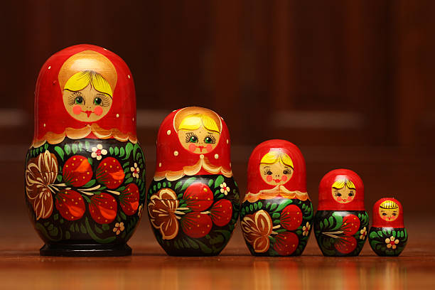 set di bambole russe di nidificazione (matryoshka - babushka foto e immagini stock