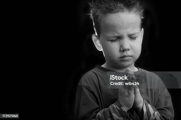 소년만 Prays 개념에 대한 스톡 사진 및 기타 이미지 - 개념, 검정색 배경, 기도하기