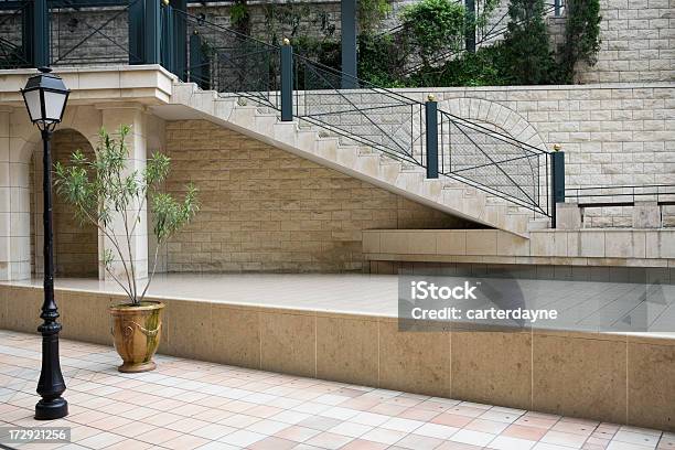 Foto de Outdoor Contemporâneo Átrio Plaza e mais fotos de stock de Deque - Deque, Praça, Arquitetura