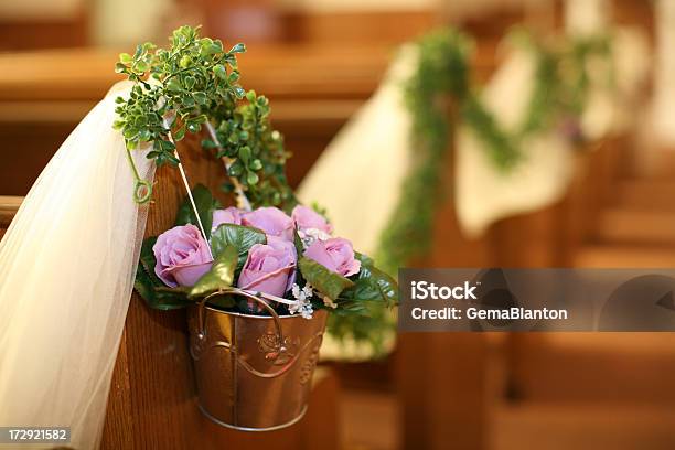 Fiori In Una Chiesa - Fotografie stock e altre immagini di Chiesa - Chiesa, Matrimonio, Decorazione festiva