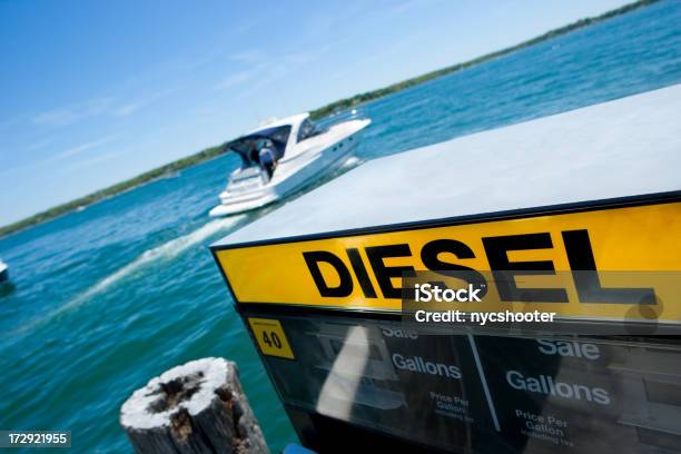 Diesel Fuel Marina Boot Stockfoto und mehr Bilder von Wasserfahrzeug - Wasserfahrzeug, Anlegestelle, Fossiler Brennstoff