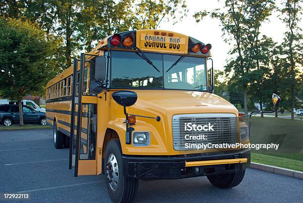 Autocarro Escolar - Fotografias de stock e mais imagens de Amarelo - Amarelo, Autocarro, Autocarro Escolar