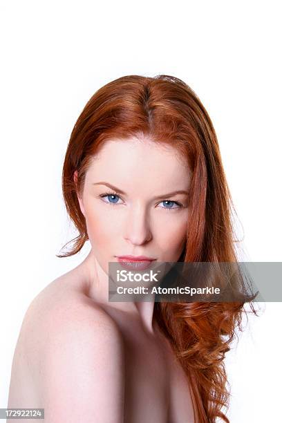 Schönheit Porträtrotes Haar Stockfoto und mehr Bilder von Attraktive Frau - Attraktive Frau, Blaue Augen, Eleganz