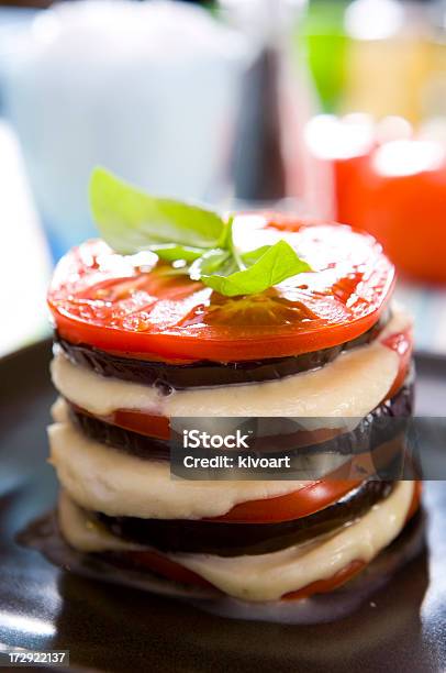 Auberginen Mit Tomaten Und Mozzarella Stockfoto und mehr Bilder von Aubergine - Aubergine, Basilikum, Duftend