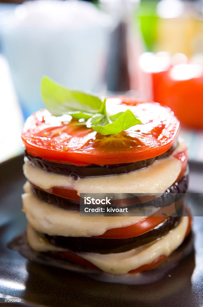 aubergines con tomate y queso mozzarella - Foto de stock de Aceite de oliva libre de derechos